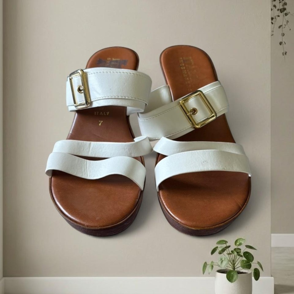 Italian shoemaker White leather platform sandals with gold buckle detail